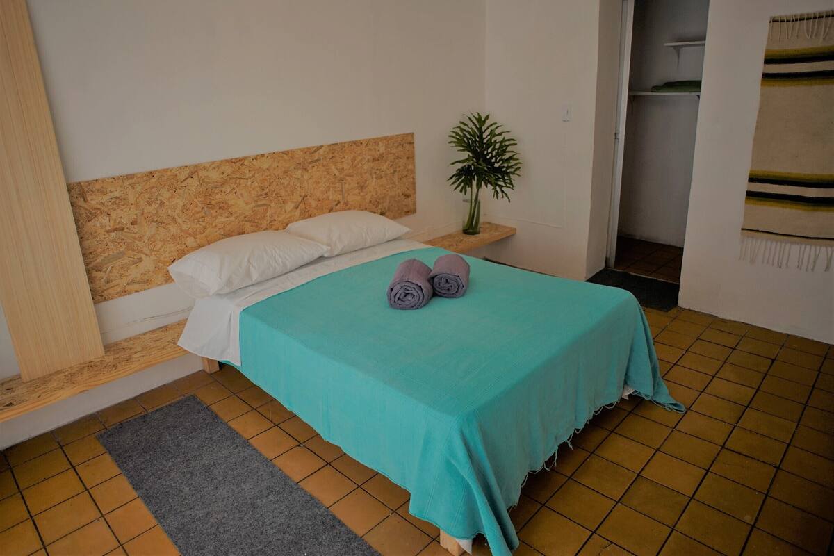Individually furnished, laptop workspace, free WiFi, bed sheets