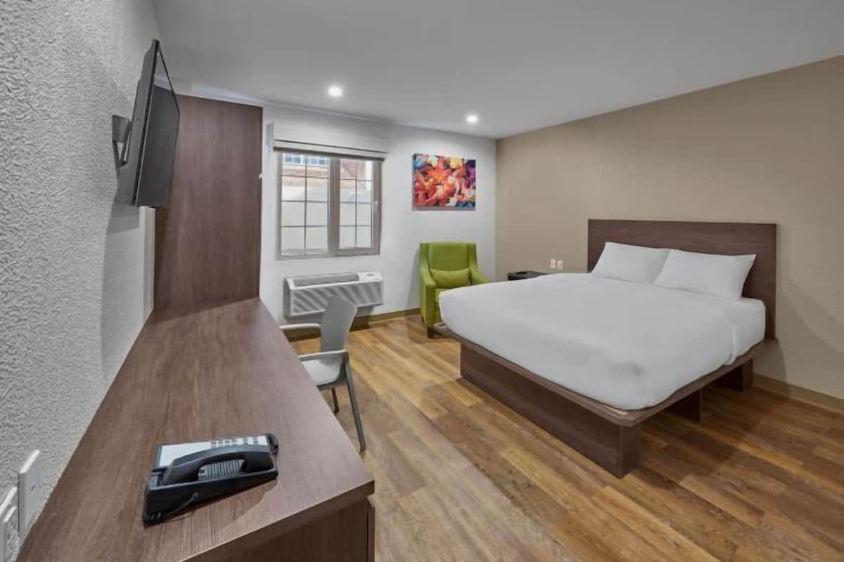 1 habitación, escritorio y ropa de cama