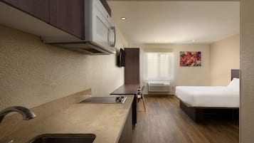 Suite, 1 cama Queen size | 1 habitación, escritorio y ropa de cama