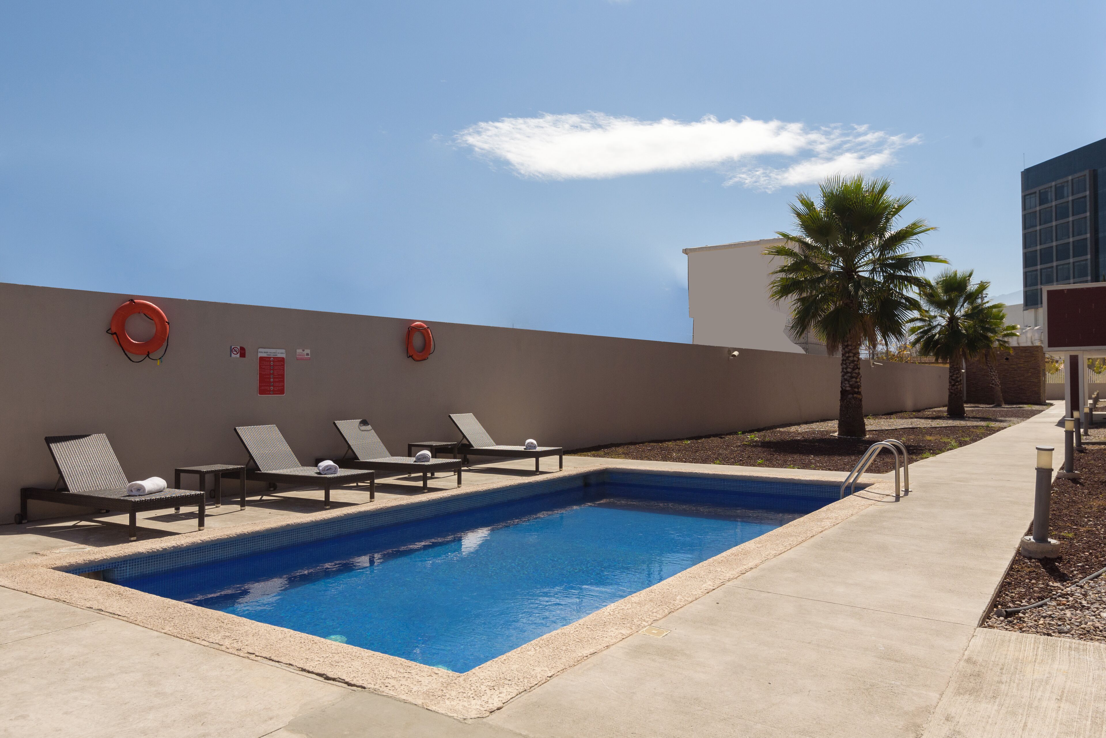 Piscine extérieure, parasols, chaises longues