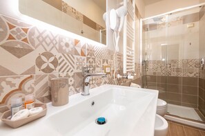 Classic Triple Room | Bathroom sink - Kings Home In Rome (Rome)