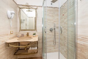 Quadruple Room, Mezzanine | Bathroom | Shower, rainfall showerhead, hair dryer, bidet - Kings Home In Rome (Rome)