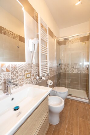 A bathroom with a sink, toilet, and shower. - Kings Home In Rome (Rome)