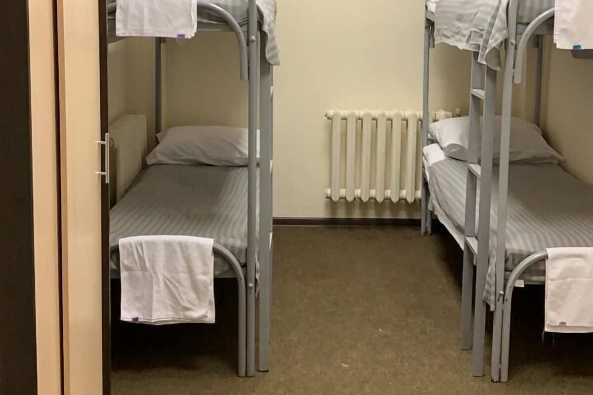 Economy-Vierbettzimmer | Verdunkelungsvorhänge, Bügeleisen/Bügelbrett, kostenloses WLAN