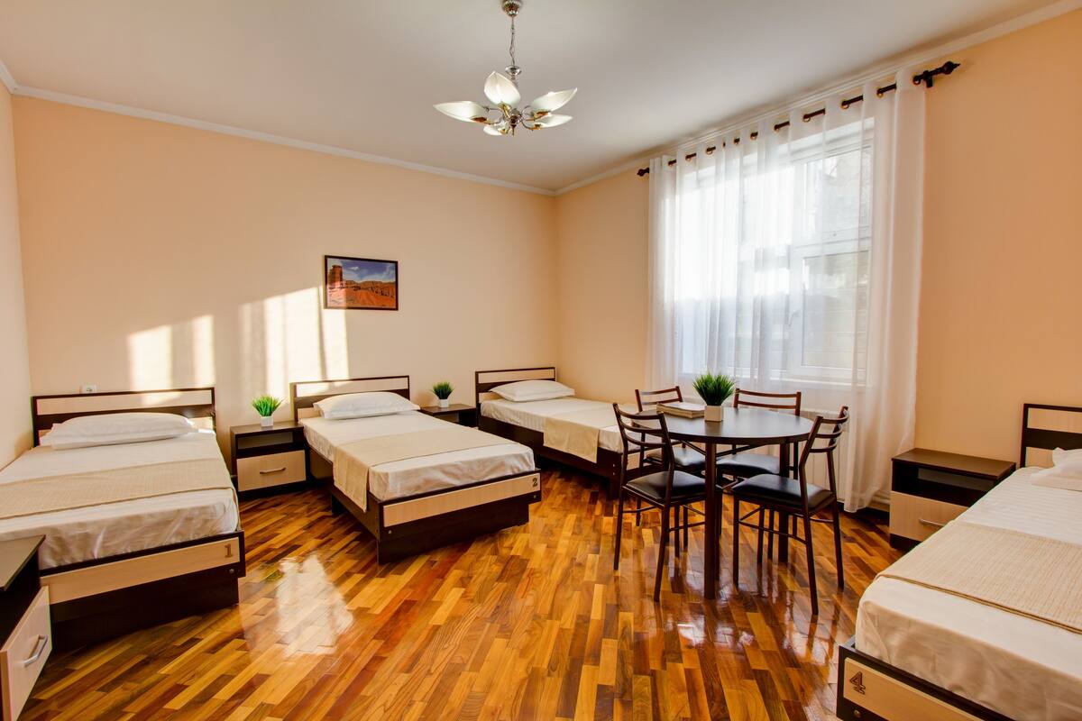 مكتب ومساحة عمل للكمبيوتر المحمول وستائر تعتيم وتجهيزات عازلة للصوت