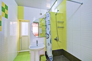 Douche, articles de toilette gratuits, chaussons, serviettes fournies