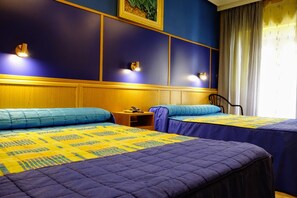 Quadruple Room | Desk, free WiFi, bed sheets - Tripolis Toledo (Toledo)