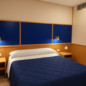 Habitación cuádruple | Escritorio, wifi gratis y ropa de cama 