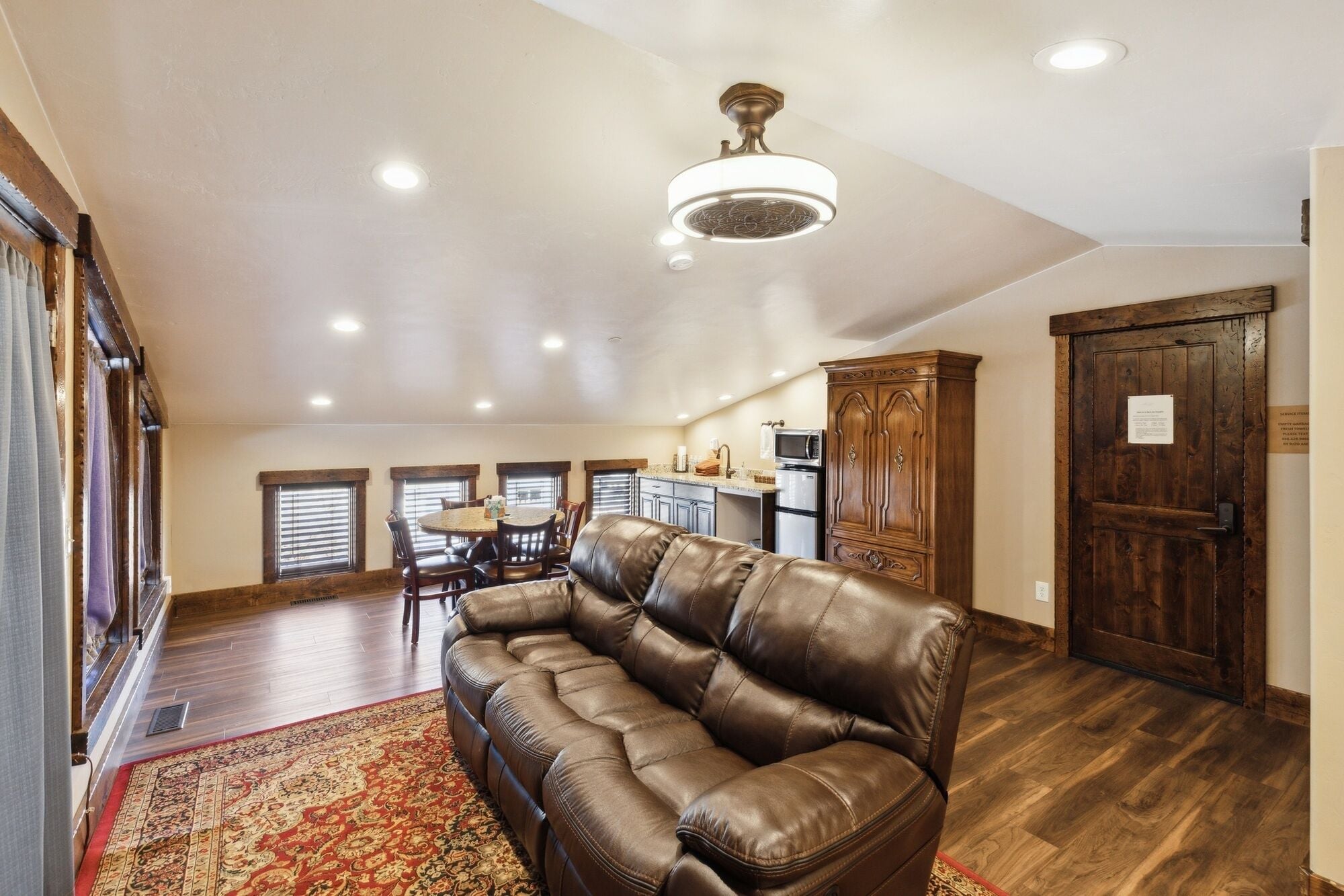 Suite - 1 soveværelse | Opholdsområde | 45-tommers smart-tv med digitale kanaler, tv, streamingtjenester