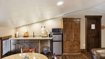 Suite, 1 Bedroom | Private kitchen | Microwave, paper towels