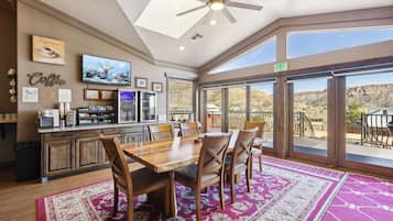 Room, 1 Bedroom | Dining