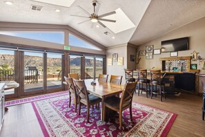 Un comedor con una mesa grande, sillas y vistas al exterior.