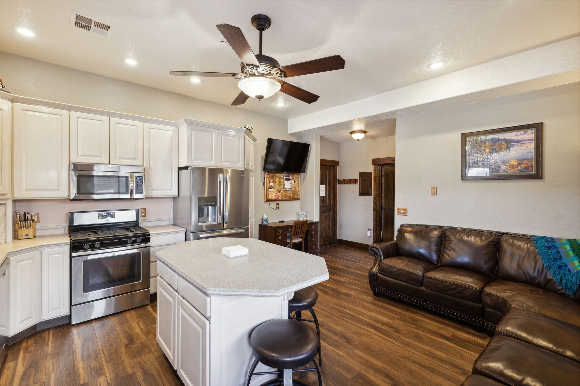 Apartment, 1 Bedroom | Private kitchen | Microwave, paper towels