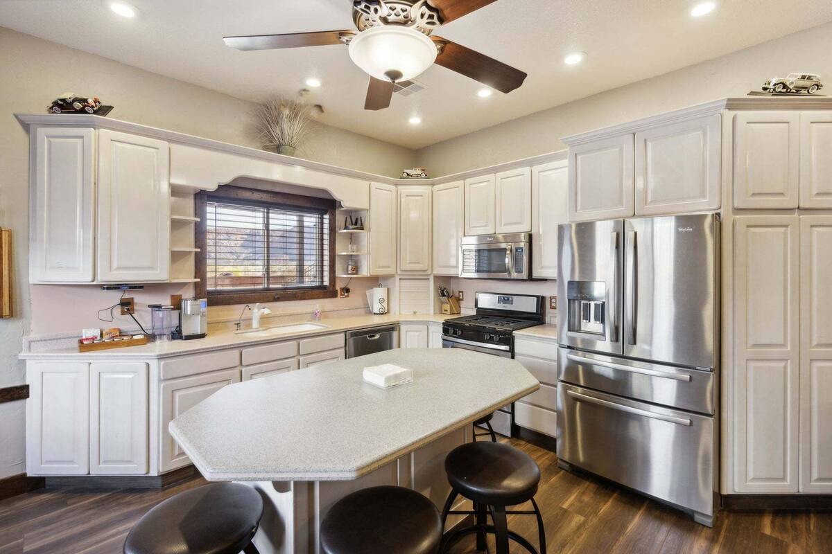 Apartment, 1 Bedroom | Private kitchen | Microwave, paper towels