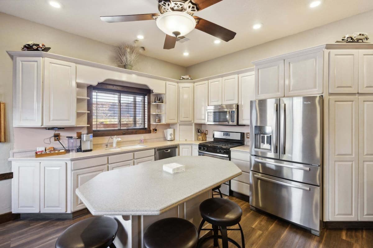 Apartment, 1 Bedroom | Private kitchen | Microwave, paper towels