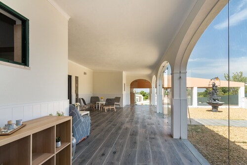 Charming Villa w / pool & Soccer field @ 30min Lisbon