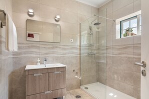 Ducha, secador de pelo, bidet, toallas