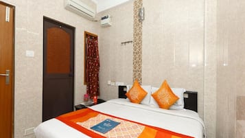 1 bedroom, Egyptian cotton sheets, premium bedding, down comforters