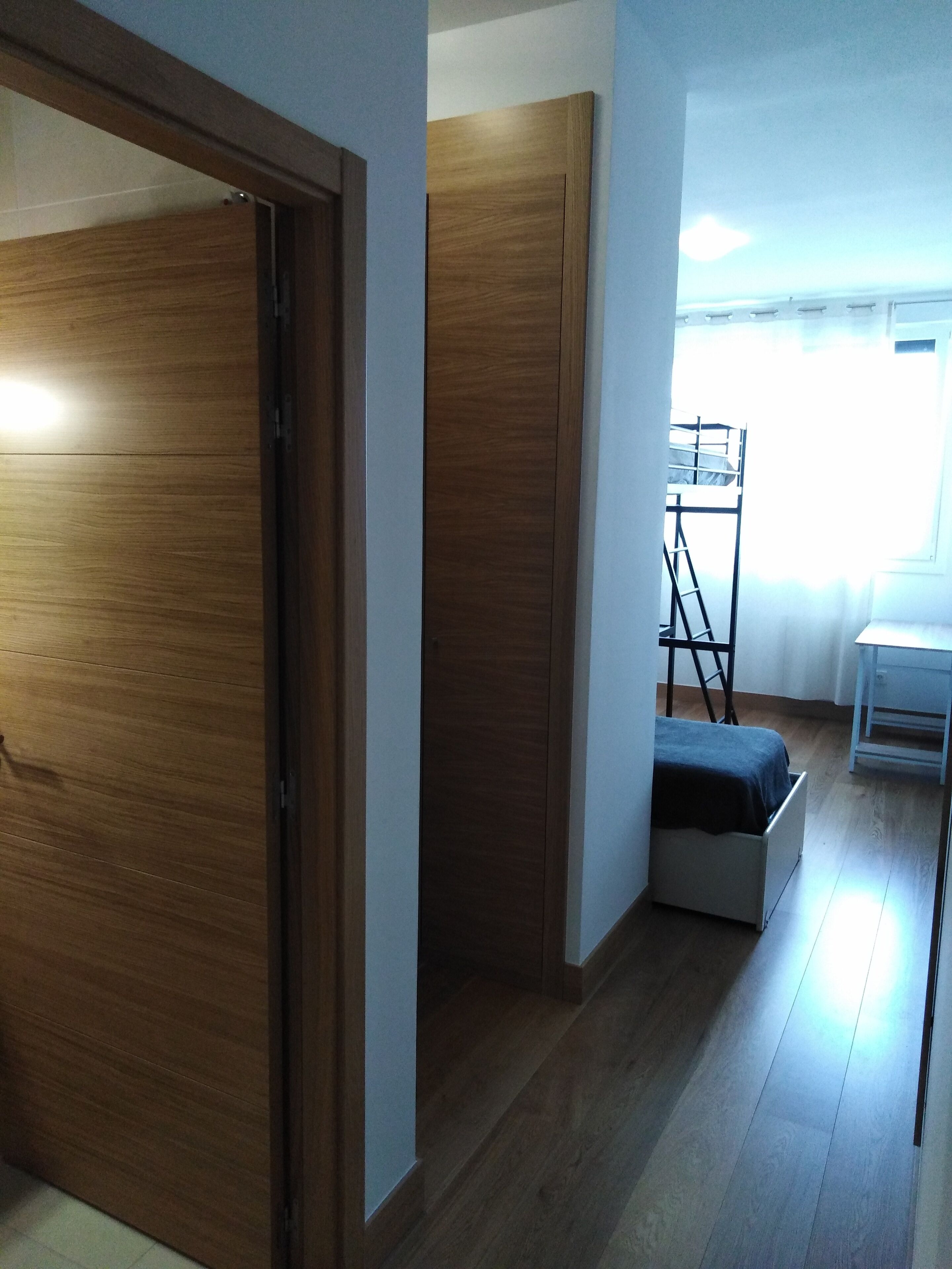 2 chambres, bureau, chambres insonorisées, fer et planche à repasser