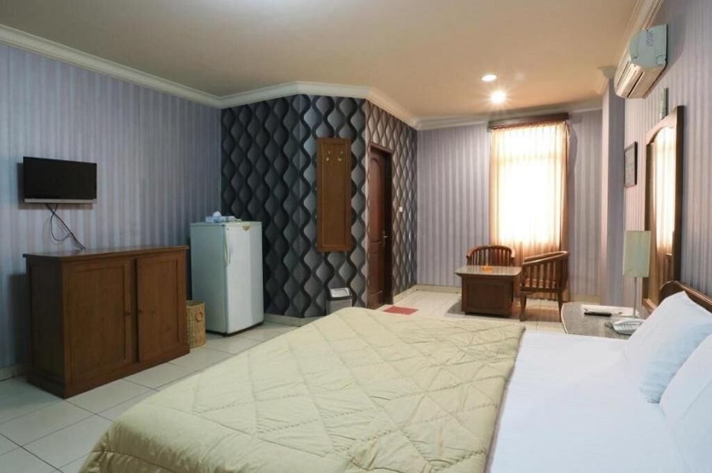 Desk, free WiFi, bed sheets