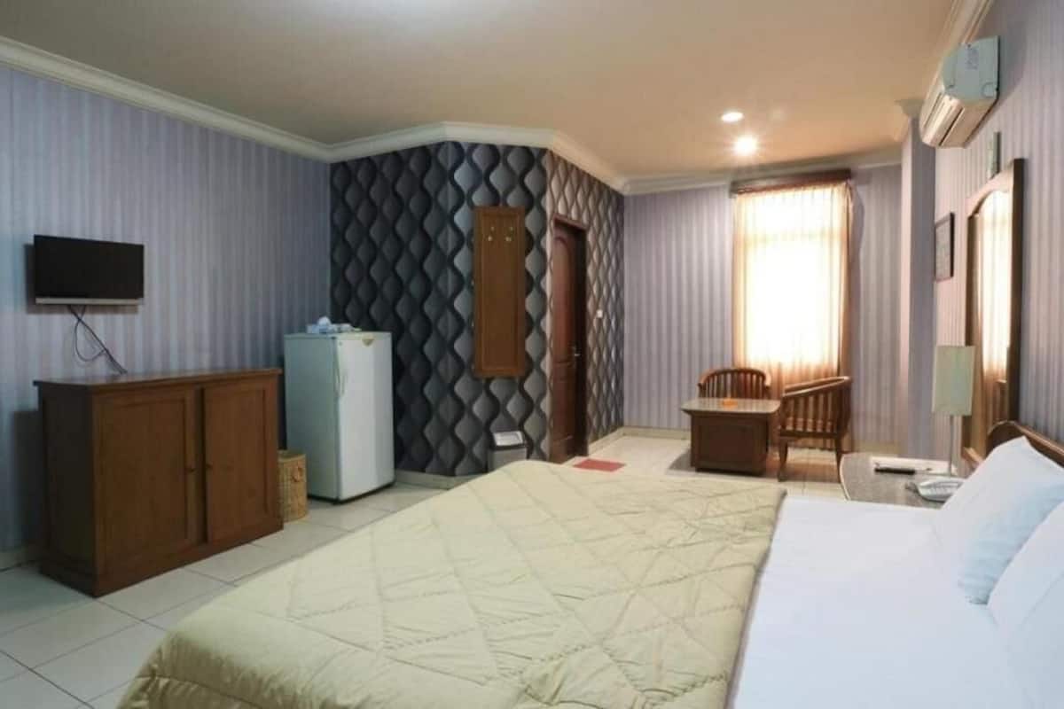 Desk, free WiFi, bed sheets