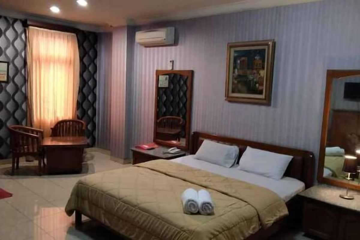 Desk, free WiFi, bed sheets