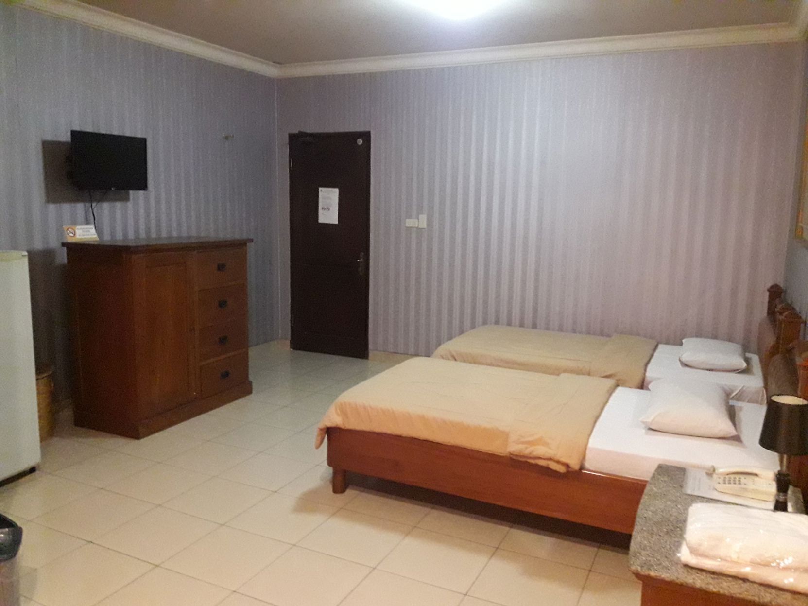 Desk, free WiFi, bed sheets