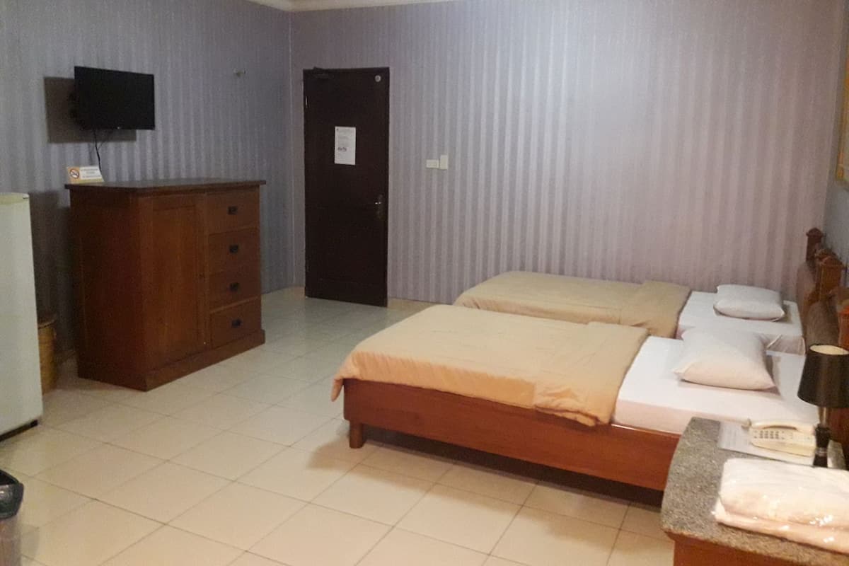 Desk, free WiFi, bed sheets