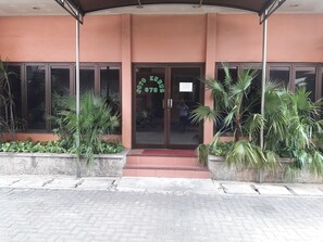 Pintu masuk properti