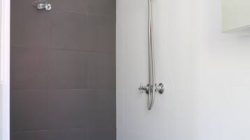 Căn hộ tiện nghi đơn giản, 1 phòng ngủ | Phòng tắm | Buồng tắm vòi sen, đồ dùng nhà tắm miễn phí, máy sấy tóc