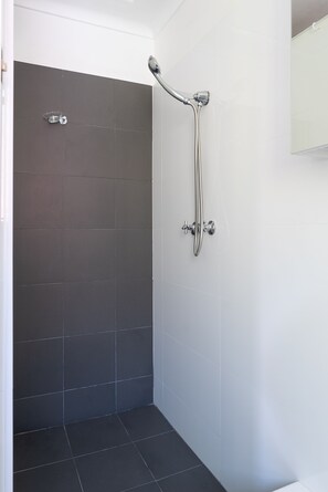 Comfort Apartment, 1 Bedroom | Bathroom | Shower, free toiletries, hair dryer, bidet - Lotus Stay Manly - Apartment 31F (Manly)