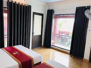 Perhehuone, parveke | Allergiatestatut vuodevaatteet, minibaari, työpöytä, pimennysverhot