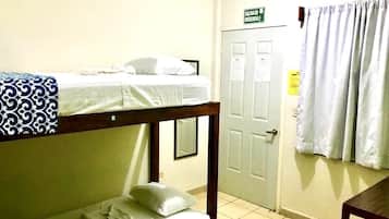 Habitación cuádruple estándar | Ropa de cama hipoalergénica y tabla de planchar con plancha