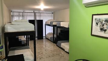 Dormitorio compartido económico | Ropa de cama hipoalergénica y tabla de planchar con plancha