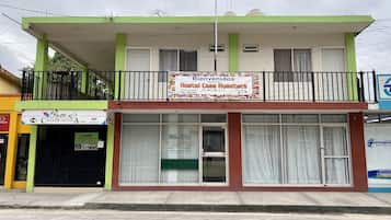 Vista frontal de la propiedad