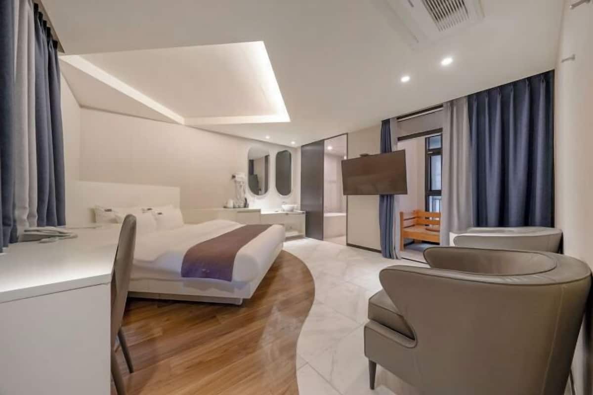 Artículos del minibar gratis y escritorio