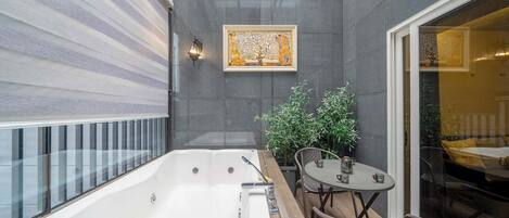 Suíte estúdio superluxo, vista para a cidade (Penthouse) | Banheiro | Secador de cabelo, roupões de banho, chinelos, bidê