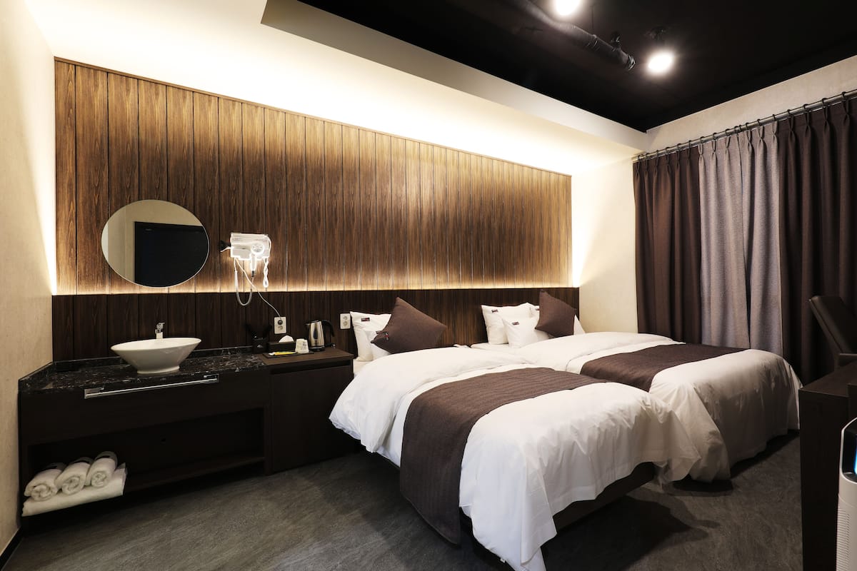 Kamar Twin Bisnis | Minibar gratis, meja kerja, dan ruang kerja ramah laptop
