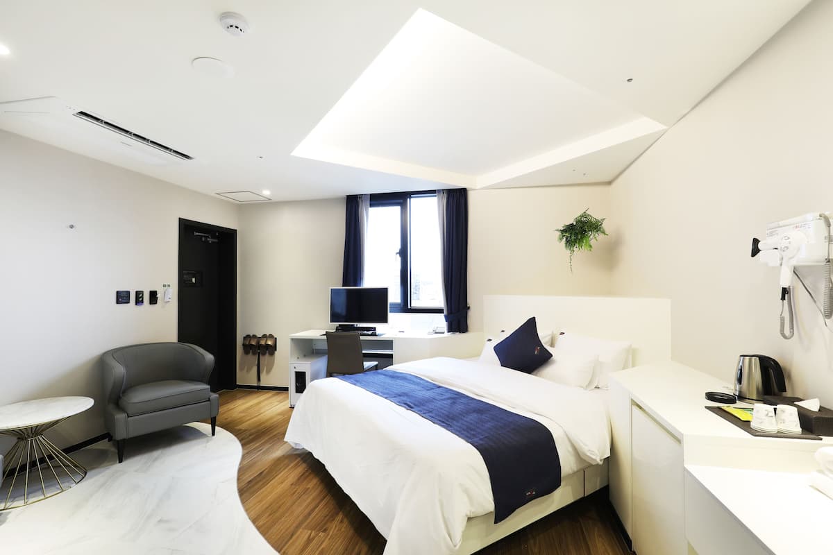 Kamar Royal (Suite) | Minibar gratis, meja kerja, dan ruang kerja ramah laptop