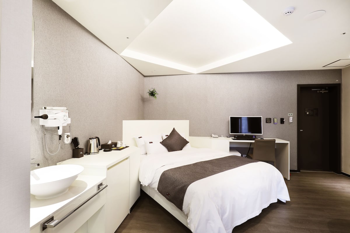 Kamar Premium (Suite) | Minibar gratis, meja kerja, dan ruang kerja ramah laptop