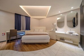 Royal Suite | Free minibar, desk, laptop workspace, blackout drapes - Cheonho Aria Hotel (Seoul)