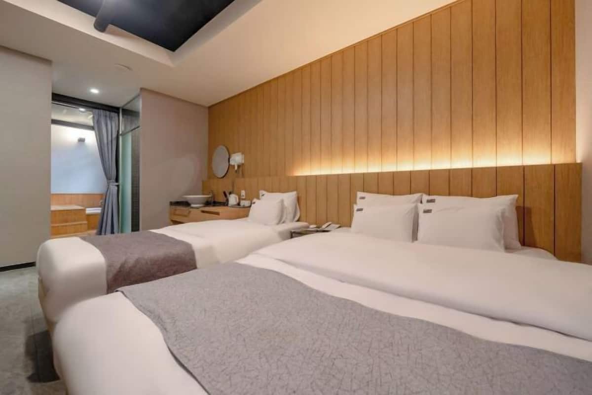 Artículos del minibar gratis y escritorio