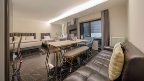 ラグジュアリー スタジオスイート シティビュー (Penthouse) | ミニバー (無料)、デス ク、ノートパソコン用作業スペース、遮光カーテン