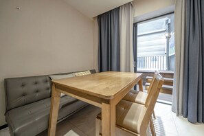 Junior Penthouse | Free minibar, desk, laptop workspace, blackout drapes - Cheonho Aria Hotel (Seoul)