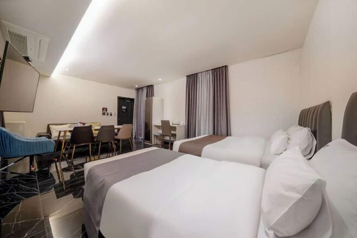 Artículos del minibar gratis y escritorio