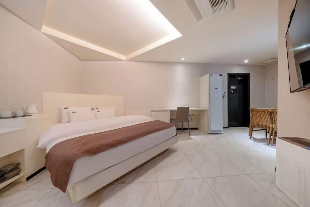 Minibar gratis, meja kerja, dan ruang kerja ramah laptop