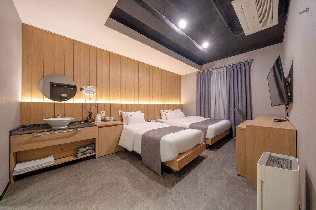 Business Twin Room | Bathroom | Hair dryer, bathrobes, slippers, bidet