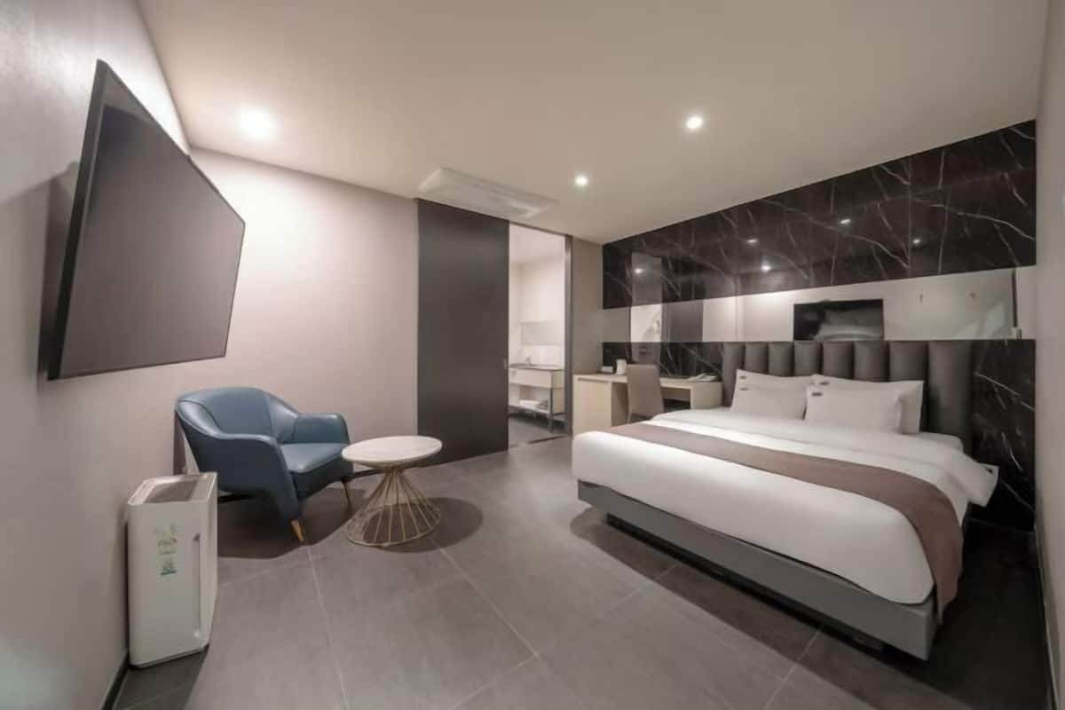 Artículos del minibar gratis y escritorio