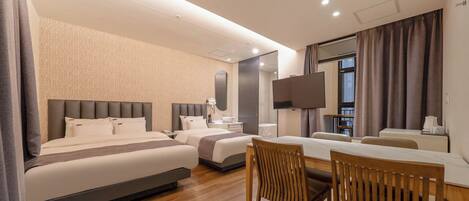 Family Suite | Free minibar, desk, laptop workspace, blackout drapes