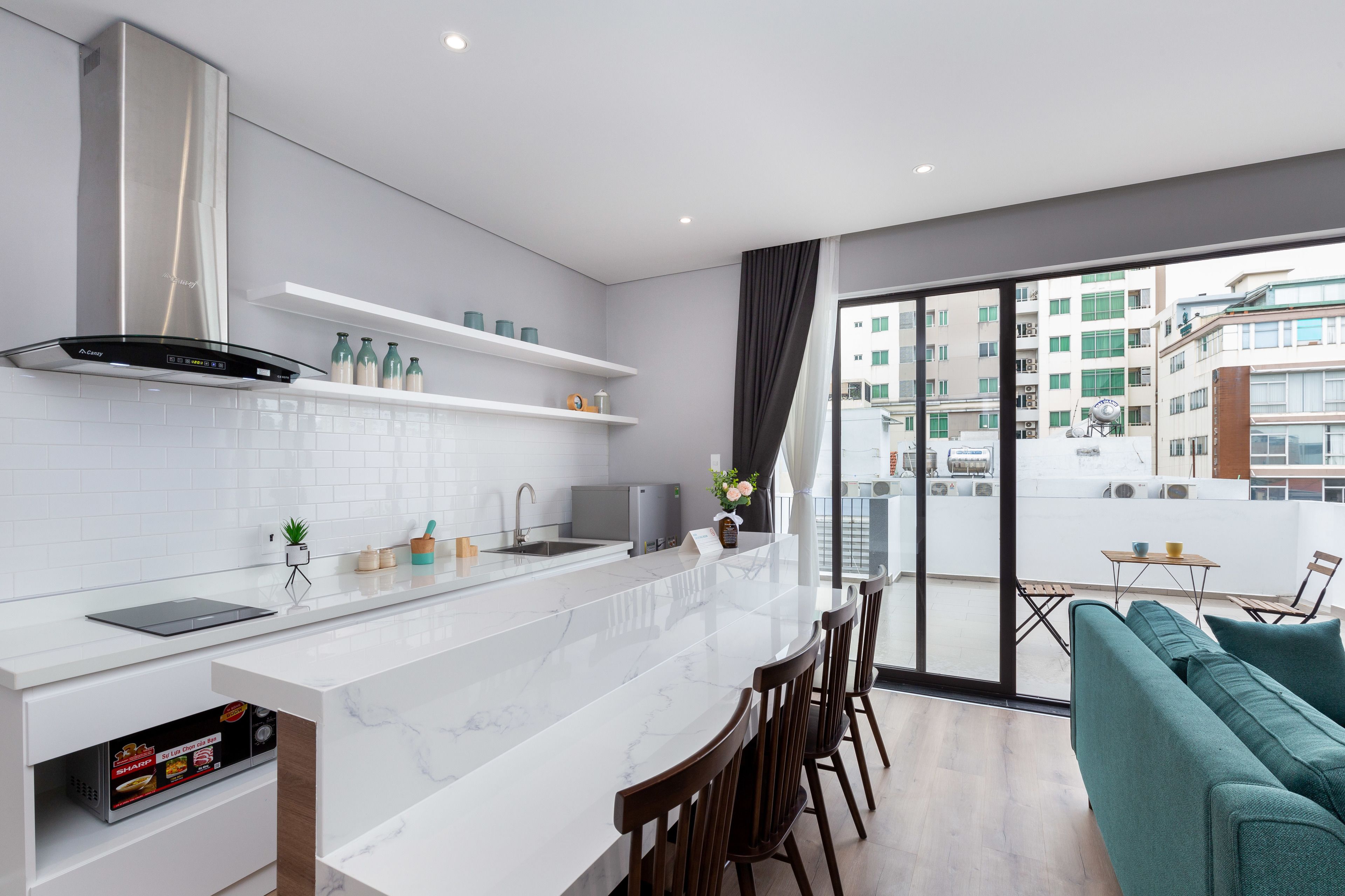 华丽开间 | 私人厨房 | 大冰箱、微波炉、炉灶、电热水壶